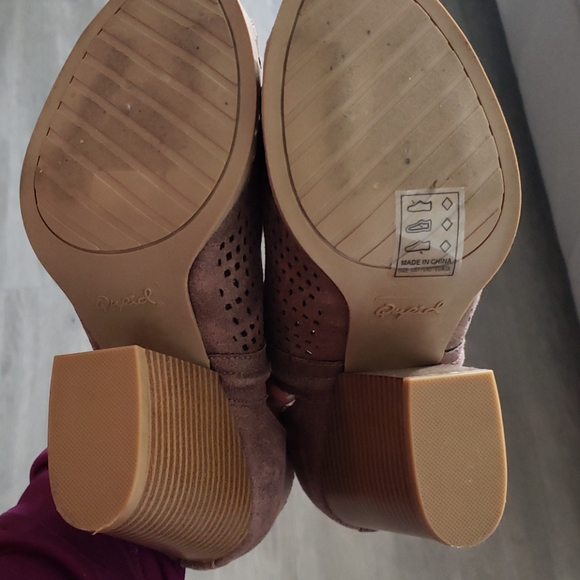 Heels - Picture 3 of 3